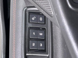 パワーシート『電動パワーシートですので運転中のシート調節も安全に行えます。微調整も可能ですのであなただけのドライビングポジションを実現します。』