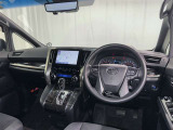 運転席まわりです。 各操作スイッチは使いやすい位置に配置されてます。