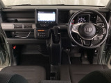 車内は光触媒抗菌消臭施工済です。インパネ周りはスタイリッシュなデザインです。グローブボックスやカップホルダーのほかにトレーなどたくさんの収納スペースが付いています。