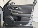 運転席ドア内張はご覧の通り。ドアポケットの収納もバッチリです