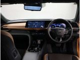 デザインもよく、居心地のよい運転席ですね。分かりやすいスイッチ類ですから操作もしやすく運転をサポートします。ぜひご来店いただき、実際にお座りいただいてステアリングを握ってみてください!