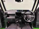 360&deg;UV&IRカット機能ガラス採用。見易い計器類と運転し易いレイアウトのドライビングポジションは、極細Aピラーの採用で視角も少なく前方&左右の見切りが良く安心して運転できます。