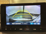 リバースギアに入れるだけで後方の表示へ切り替わります。夜間や雨の日の駐車も楽になりますよ。