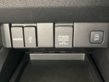 アクセサリーソケットはUSBのアダプターなどをつければ、スマホの充電にも使えます。横にはナビゲーション用の外部入力可能なUSB端子やHDMI端子がついており、周辺には物が置けるトレーがついています。