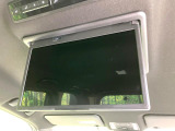 【14型有機ELフリップダウン】三列目からでも迫力のエンタメが観れる大画面フリップダウン。有機ELのモニターでは、一般的なフリップダウンよりも高コントラストでキレイな映像を楽しめます。