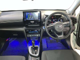運転席周りのレイアウトをご覧ください。ナビゲーションやマルチメディアが綺麗に装着されすっきり収まってますね!