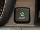 ECON モードをON にするとアクセルペダルの動きに対するエンジンの反応とエアコンの制御を切り換えることで、燃費のいい運転をするドライバーがペダルを踏んだ時と同じようにエンジンを制御します。