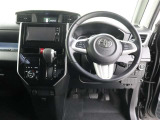 運転席側から見た写真です、お車にマッチングするように考えられたインパネデザイン!沢山のスイッチ類も運転させる方が使いやすい位置に配置されていますね!
