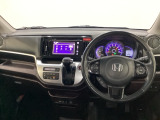 車内は光触媒抗菌消臭施工済です。インパネ周りはスタイリッシュなデザインです。グローブボックスやカップホルダーのほかにトレーなどたくさんの収納スペースが付いています。