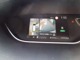 上から見下ろす感覚で駐車出来るアラウンドビューモニター装備です。 映像はメーター内のディスプレイに映ります。