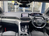 美しく張り詰めた空気感を醸し出すi‐Cockpit!ドライバーが求める情報と操作機能はここに集約されています。