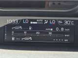 エアコンの設定やオーディオ、外気温度などの多彩な車両情報を、運転席から見やすい位置へクリアに表示してくれます。