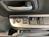 電動格納式リモコンドアミラーと、パワーウィンドウスイッチ等は運転席ドアにあります。