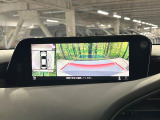 【マルチテレインモニター】車のフロントやサイドのカメラ画像を同時にモニター表示することで、悪路や狭い道を走行時でも周囲の状況確認ができ安心!本格SUVにうれしい装備です♪