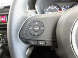 ステアリングスイッチは前方から目を離すことなく操作することが可能。わき見運転の防止に。