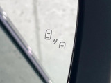 【ブラインドスポットモニター】走行中、ドアミラーの死角になりやすい箇所に後続車が接近するとサイドミラー付近に警告を表示、ドライバーに注意喚起をしてくれます。
