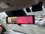 ルームミラーにもモニターの映像が映りますので、見やすい方で車両の周りを確認してください♪