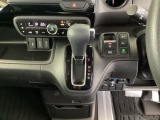 足元スッキリ、インパネシフトです。パーキングブレーキは電子制御パーキングブレーキタイプなので、運転席と助手席の間がスッキリしています。