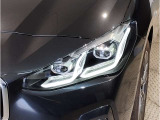 【LEDヘッドライト】先進のLEDテクノロジーを採用。放射される白色光の周波特性は太陽光に近く、バイキセノン・ヘッドライトを上回るコントラストで更に明るく輝きます!