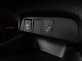 【POWEROUTLET】12V電源ソケットを設置しております。周辺機器の充電にご利用頂けます☆便利な充電用USBジャックも付いています☆