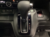 CVT車のセレクトレバーです。低速から高速まで、変速ショックのないスムーズな走りと、エンジン効率のよい領域を維持して燃費にも貢献します。サイドブレーキはスイッチ操作の電子制御パーキングブレーキです。