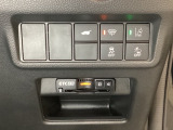 Hondaセンシング用の、VSA解除と路外逸脱抑制機能のオンオフスイッチなどはハンドルの右側に装備しています。その下にETC2.0がついています。高速道路の料金所の通過も楽々です。