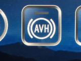 【オートビークルホールド(AVH)】システムがONのとき、信号待ちなどの停止中に、ブレーキペダルから足を離してもブレーキがかかったまま保持されます!