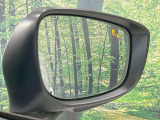 【ブラインドスポットモニタリング】走行中、ドアミラーの死角になりやすい箇所に後続車が接近するとサイドミラー付近に警告を表示、ドライバーに注意喚起をしてくれます。