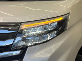 【LEDヘッドライト】悪天候や夜間走行時も良好な視界を確保し安心して運転できる高輝度LEDヘッドライトを装備!点灯速度が早く、消費電力も抑えられています。