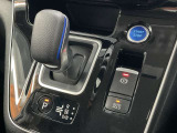 【e-POWER専用シフトレバー】単に操作方法が変わっただけでなく、デザイン性と安全性の向上、さらには先進運転支援機能の実現に貢献する、機械式から進化した電子制御式のシステムです。