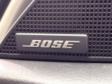 【BOSEサウンドシステム】メーカーオプションの高品位サウンドシステムを搭載。専用のチューニングが施された大小様々なスピーカーから良質なサウンドが奏でられ、臨場感あふれる音響空間を演出します。