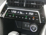 【オートエアコン】車内温度を感知して自動で温度調整をしてくれるのでいつでも快適な車内空間を創り上げます!どの席に座っても快適なドライブが楽しめます♪