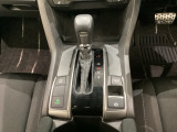 CVT車のセレクトレバーです。低速から高速まで、変速ショックのないスムーズな走りと、エンジン効率のよい領域を維持して燃費にも貢献します。サイドブレーキはスイッチ操作の電子制御パーキングブレーキです。