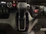CVT車のセレクトレバーです。低速から高速まで、変速ショックのないスムーズな走りと、エンジン効率のよい領域を維持して燃費にも貢献します。サイドブレーキはスイッチ操作の電子制御パーキングブレーキです。