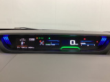 中央にデジタル表示のスピードメーターを配したハイブリット専用メーターになっています。左側のインフォメーション画面で燃費などの情報を確認できます。