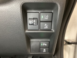ハンドルの右側にはヘットライトリベライザーとHondaセンシング用のメインスイッチがついています。ヘッドライトリベライザーは道路状況や積荷の加重に応じてライトの高さを調節できます。