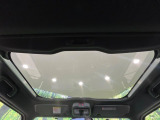【ガラスルーフ】ガラスルーフ搭載で車内の解放感が一気にアップ!開放的なドライブをお楽しみいただけます。