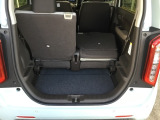 後席は分割可倒式で、用途に合わせてアレンジ可能。荷物の量や乗車人数に応じて柔軟に使える便利なシートです。
