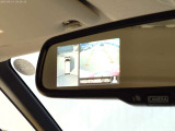 空の上から見下ろすような視点で駐車が出来る「アラウンドビューモニター」がバックミラーに表示されますので、駐車が苦手な方にも心強い味方になってくれるはずです♪
