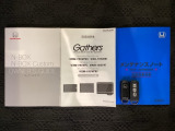 スマートキーは鍵をバッグに入れたままでもドアロックの開閉やエンジンのON・OFFができます。夜間や雨の日も鍵を探さなくて良いので便利です。