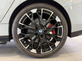 BMWの純正アロイホイールは軽量かつ強度にも優れているホイールで走行性能を引き上げる設計になっております。足元にもBMWは妥協がなくこだわっている個所になります。