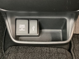 アクセサリーソケットはUSBのアダプターなどをつければ、スマホの充電にも使えます。横にはナビゲーション用の外部入力可能なUSB端子がついており、周辺には物が置けるボックスがついています。