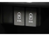 USB端子装備で充電可能です。