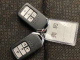 家族やパートナーと個別に持てるため、貸し借りの手間がなくスムーズに乗車できます。また、メインキーを自宅に置いたまま、もう一方をサブとして常に鞄に入れておけるため、持ち出し忘れを防げる点も便利です。