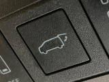 【パワーバックドア】スマートキーや運転席のボタンを押すだけでリアゲートが自動で開閉します!荷物を持っている時や、高い位置にあるバックドアを閉める際に便利な機能です♪