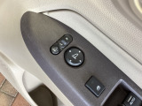 狭い駐車場で便利な電動格納ドアミラーが付いています。
