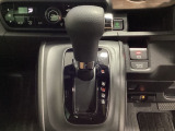 CVT車のセレクトレバーです。低速から高速まで、変速ショックのないスムーズな走りと、エンジン効率のよい領域を維持して燃費にも貢献します。サイドブレーキはスイッチ操作の電子制御パーキングブレーキです。