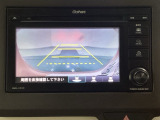 バックでの車庫入れも安心です! リアカメラが付いているバックモニター付のディスプレイ・オーデイオを装備しております。操作線もついており距離感も画面から確認できます。