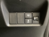 ハンドルの右側にはヘットライトリベライザーとVSA(ABS+TCS+横滑り抑制)の解除スイッチがついています。ヘッドライトリベライザーは道路状況や積荷の加重に応じてライトの高さを調節できます。