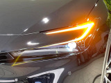 【LEDヘッドライト】悪天候や夜間走行時も良好な視界を確保し安心して運転できる高輝度LEDヘッドライトを装備!点灯速度が早く、消費電力も抑えられています。